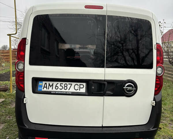 Белый Опель Комбо груз.-пасс., объемом двигателя 1.6 л и пробегом 247 тыс. км за 8000 $, фото 2 на Automoto.ua