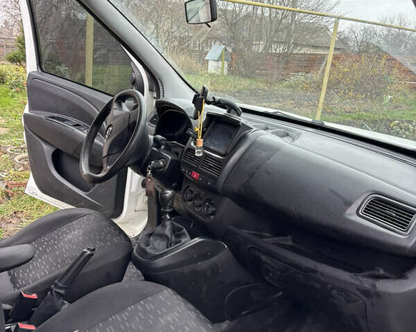 Белый Опель Комбо груз.-пасс., объемом двигателя 1.6 л и пробегом 247 тыс. км за 8000 $, фото 7 на Automoto.ua