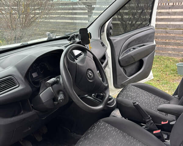 Белый Опель Комбо груз.-пасс., объемом двигателя 1.6 л и пробегом 247 тыс. км за 8000 $, фото 3 на Automoto.ua