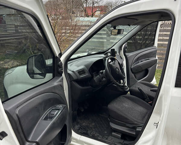 Белый Опель Комбо груз.-пасс., объемом двигателя 1.6 л и пробегом 247 тыс. км за 8000 $, фото 4 на Automoto.ua