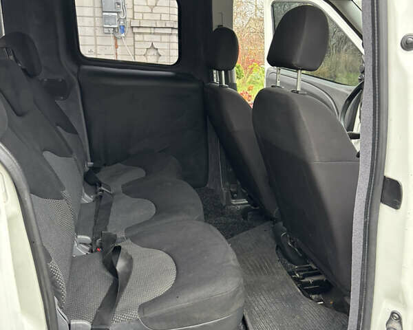 Белый Опель Комбо груз.-пасс., объемом двигателя 1.6 л и пробегом 247 тыс. км за 8000 $, фото 5 на Automoto.ua