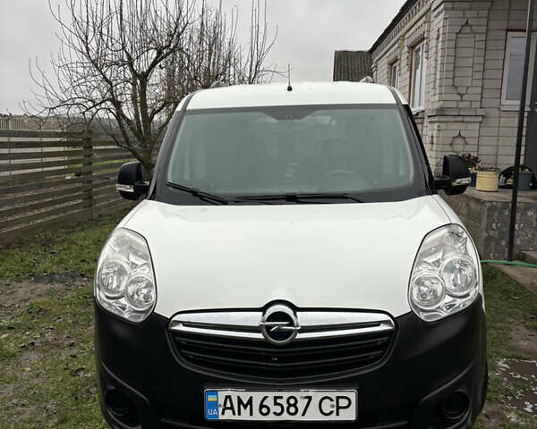 Белый Опель Комбо груз.-пасс., объемом двигателя 1.6 л и пробегом 247 тыс. км за 8000 $, фото 12 на Automoto.ua