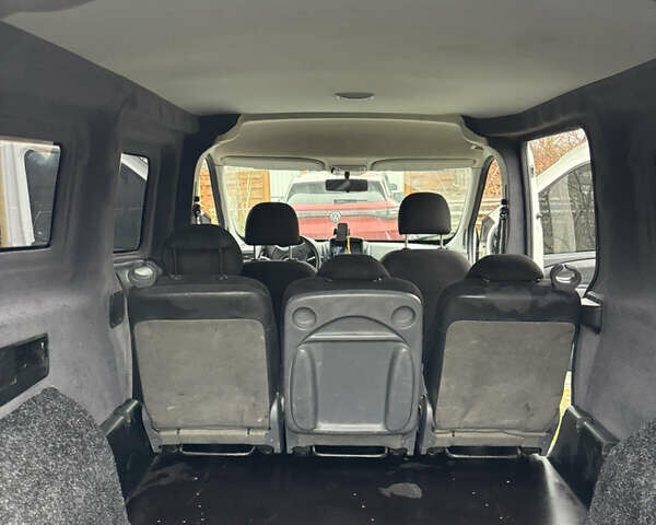 Белый Опель Комбо груз.-пасс., объемом двигателя 1.6 л и пробегом 247 тыс. км за 8000 $, фото 8 на Automoto.ua