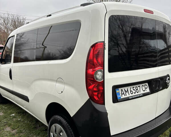 Белый Опель Комбо груз.-пасс., объемом двигателя 1.6 л и пробегом 247 тыс. км за 8000 $, фото 1 на Automoto.ua