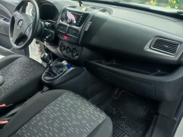 Білий Опель Комбо вант.-пас., об'ємом двигуна 1.6 л та пробігом 118 тис. км за 8500 $, фото 1 на Automoto.ua