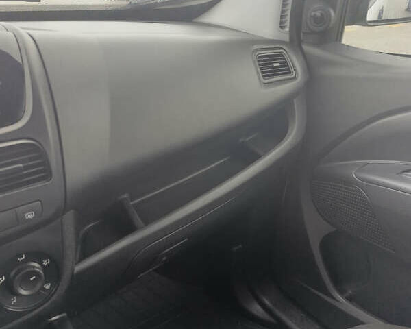 Білий Опель Комбо вант.-пас., об'ємом двигуна 1.3 л та пробігом 189 тис. км за 9000 $, фото 24 на Automoto.ua