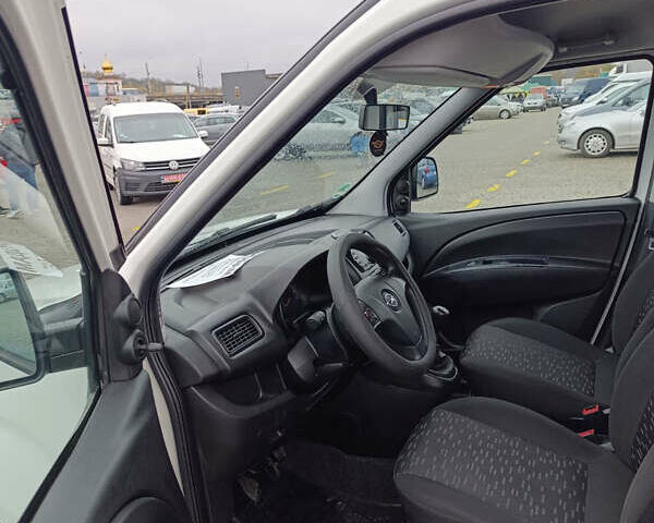 Білий Опель Комбо вант.-пас., об'ємом двигуна 1.3 л та пробігом 189 тис. км за 9000 $, фото 16 на Automoto.ua