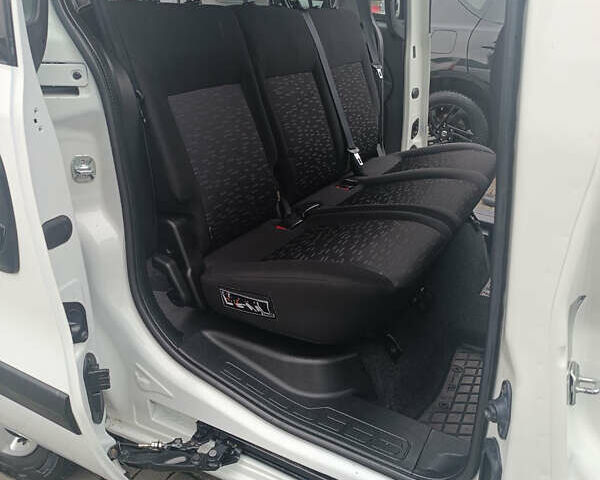 Білий Опель Комбо вант.-пас., об'ємом двигуна 1.3 л та пробігом 189 тис. км за 9000 $, фото 26 на Automoto.ua