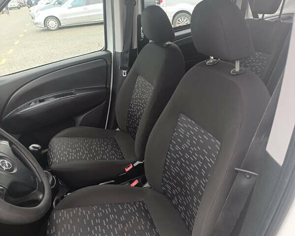 Білий Опель Комбо вант.-пас., об'ємом двигуна 1.3 л та пробігом 189 тис. км за 9000 $, фото 19 на Automoto.ua