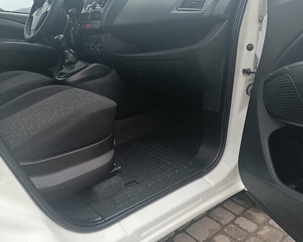 Білий Опель Комбо вант.-пас., об'ємом двигуна 1.3 л та пробігом 189 тис. км за 9000 $, фото 28 на Automoto.ua