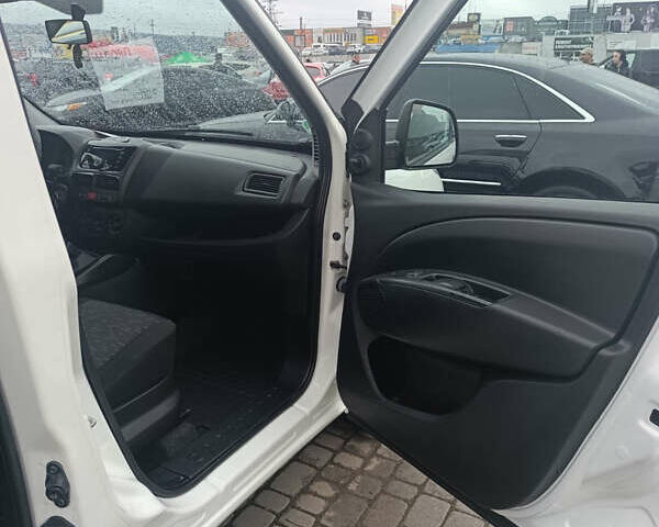 Білий Опель Комбо вант.-пас., об'ємом двигуна 1.3 л та пробігом 189 тис. км за 9000 $, фото 27 на Automoto.ua