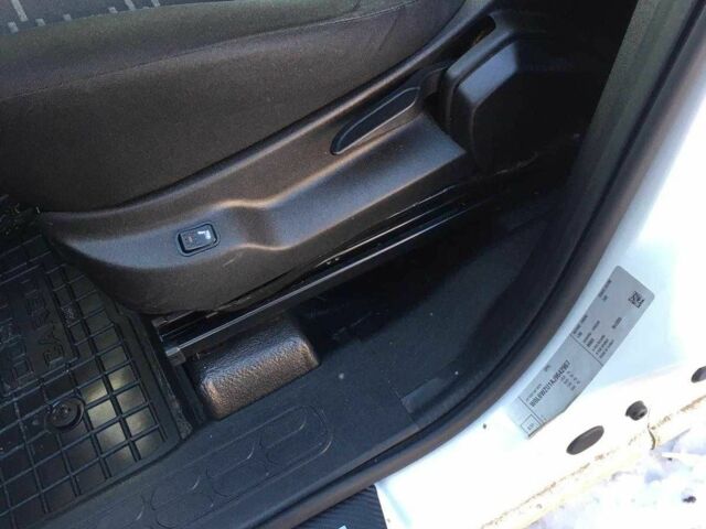 Белый Опель Комбо груз.-пасс., объемом двигателя 1.3 л и пробегом 260 тыс. км за 8143 $, фото 5 на Automoto.ua