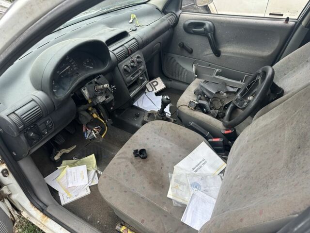 Опель Комбо груз.-пасс. 1995 в Кривом Роге на Automoto.ua Белый Опель Комбо груз.-пасс., объемом двигателя 1.9 л и пробегом 200 тыс. км за 288 $, фото 4 на Automoto.ua