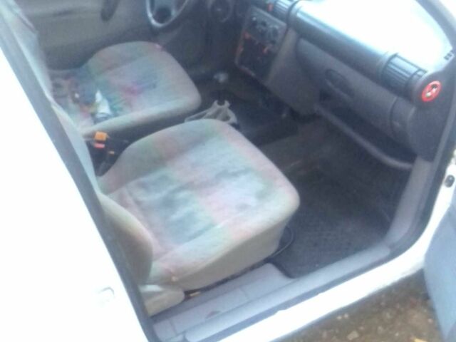 Білий Опель Комбо вант.-пас., об'ємом двигуна 1.4 л та пробігом 379 тис. км за 600 $, фото 8 на Automoto.ua