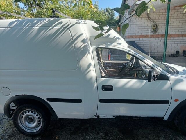 Белый Опель Комбо груз.-пасс., объемом двигателя 1.4 л и пробегом 280 тыс. км за 1600 $, фото 4 на Automoto.ua