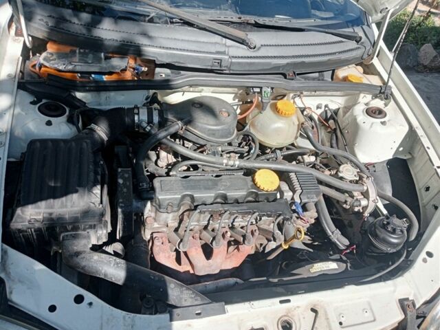 Белый Опель Комбо груз.-пасс., объемом двигателя 1.4 л и пробегом 280 тыс. км за 1600 $, фото 7 на Automoto.ua