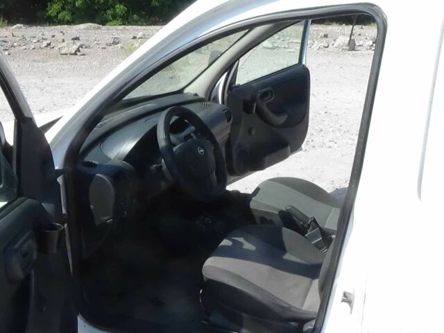 Белый Опель Комбо груз.-пасс., объемом двигателя 1.4 л и пробегом 250 тыс. км за 3099 $, фото 5 на Automoto.ua