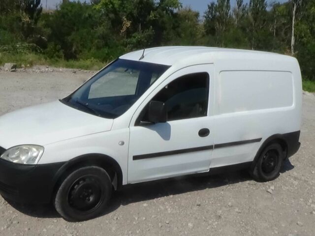 Белый Опель Комбо груз.-пасс., объемом двигателя 1.4 л и пробегом 250 тыс. км за 2600 $, фото 1 на Automoto.ua