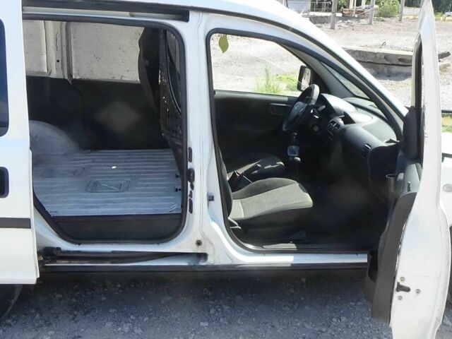 Білий Опель Комбо вант.-пас., об'ємом двигуна 1.4 л та пробігом 250 тис. км за 2600 $, фото 4 на Automoto.ua