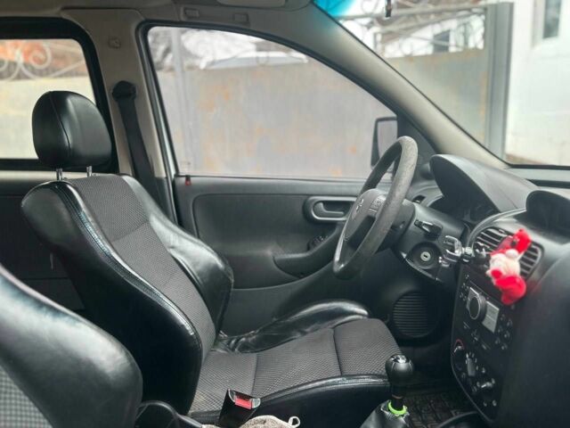 Белый Опель Комбо груз.-пасс., объемом двигателя 1.2 л и пробегом 250 тыс. км за 4900 $, фото 3 на Automoto.ua