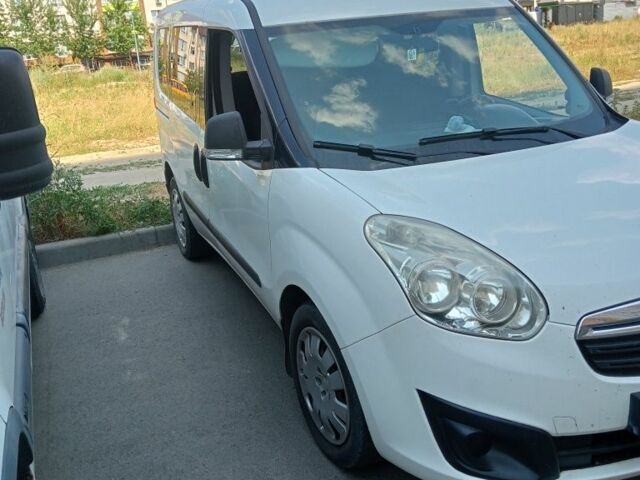 Белый Опель Комбо груз.-пасс., объемом двигателя 1 л и пробегом 215 тыс. км за 8082 $, фото 1 на Automoto.ua