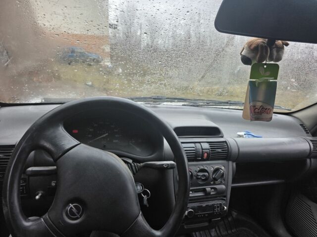 Білий Опель Комбо вант.-пас., об'ємом двигуна 1.4 л та пробігом 223 тис. км за 1500 $, фото 4 на Automoto.ua