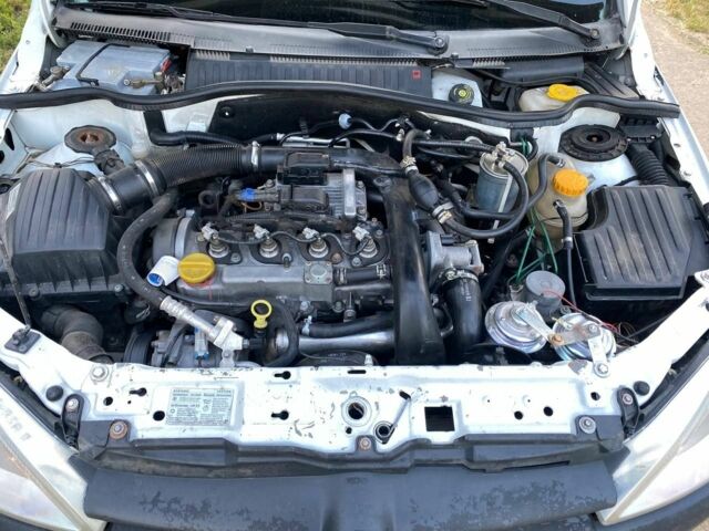 Белый Опель Комбо груз.-пасс., объемом двигателя 1.7 л и пробегом 370 тыс. км за 3600 $, фото 10 на Automoto.ua