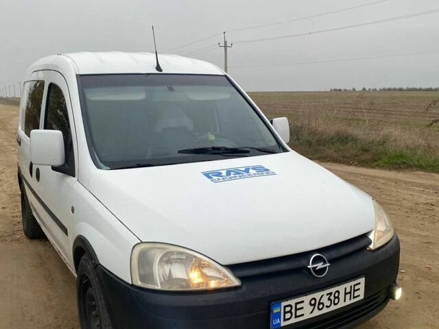 Белый Опель Комбо груз.-пасс., объемом двигателя 1.7 л и пробегом 370 тыс. км за 3600 $, фото 6 на Automoto.ua