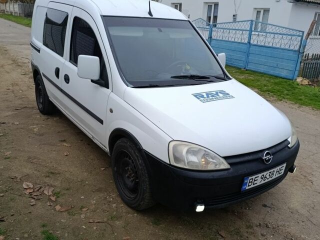 Белый Опель Комбо груз.-пасс., объемом двигателя 1.7 л и пробегом 370 тыс. км за 3600 $, фото 3 на Automoto.ua