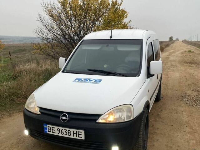 Белый Опель Комбо груз.-пасс., объемом двигателя 1.7 л и пробегом 370 тыс. км за 3600 $, фото 4 на Automoto.ua