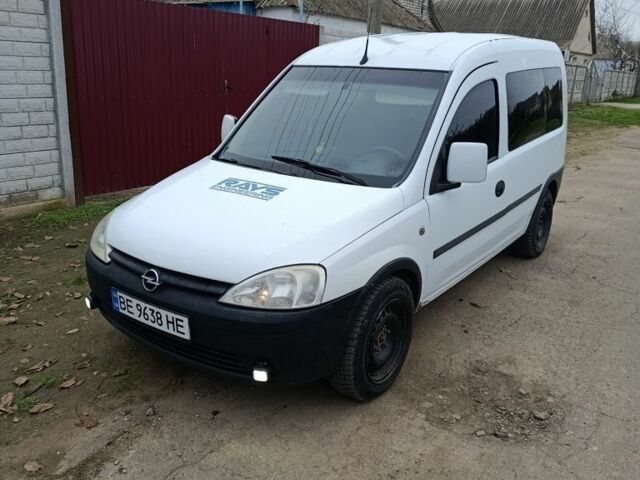 Белый Опель Комбо груз.-пасс., объемом двигателя 1.7 л и пробегом 370 тыс. км за 3600 $, фото 1 на Automoto.ua
