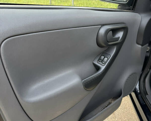 Черный Опель Комбо груз.-пасс., объемом двигателя 2 л и пробегом 334 тыс. км за 3500 $, фото 12 на Automoto.ua