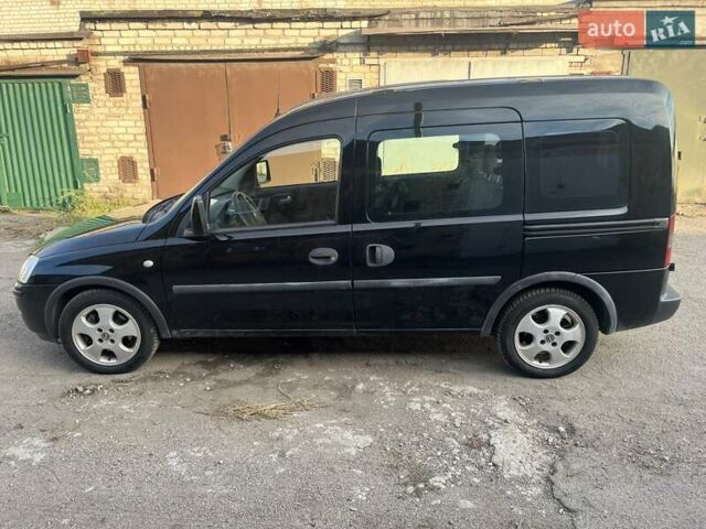 Черный Опель Комбо груз.-пасс., объемом двигателя 1.6 л и пробегом 250 тыс. км за 5000 $, фото 1 на Automoto.ua