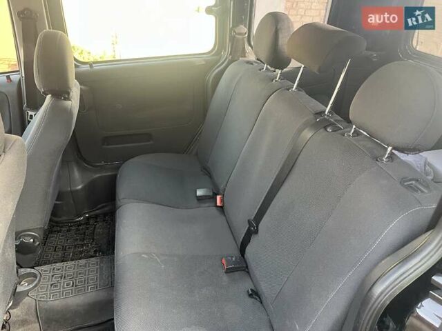 Черный Опель Комбо груз.-пасс., объемом двигателя 1.6 л и пробегом 250 тыс. км за 5000 $, фото 8 на Automoto.ua