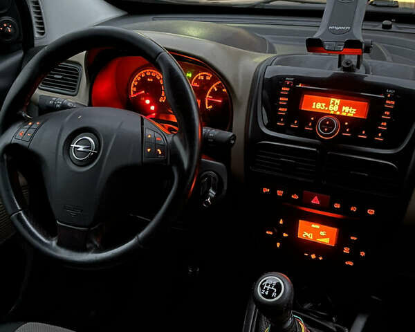 Черный Опель Комбо груз.-пасс., объемом двигателя 1.37 л и пробегом 165 тыс. км за 6550 $, фото 7 на Automoto.ua