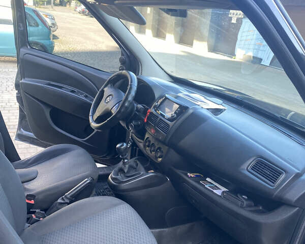 Черный Опель Комбо груз.-пасс., объемом двигателя 1.6 л и пробегом 288 тыс. км за 9499 $, фото 11 на Automoto.ua