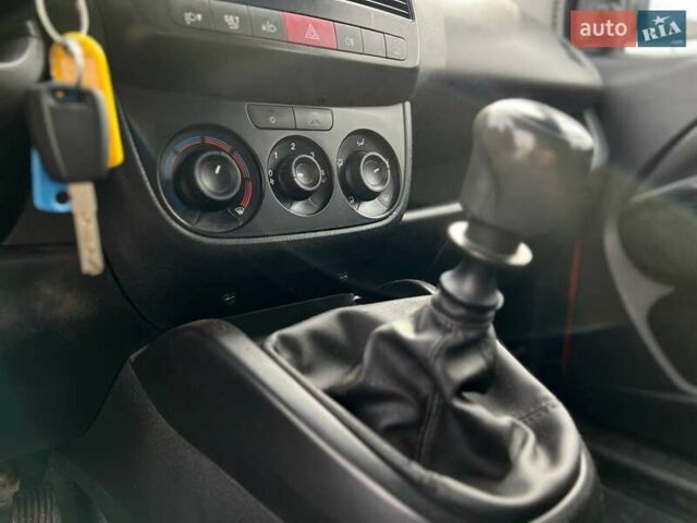 Красный Опель Комбо груз.-пасс., объемом двигателя 1.6 л и пробегом 215 тыс. км за 12890 $, фото 15 на Automoto.ua