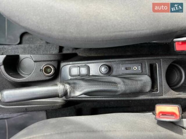 Красный Опель Комбо груз.-пасс., объемом двигателя 1.6 л и пробегом 215 тыс. км за 12890 $, фото 11 на Automoto.ua