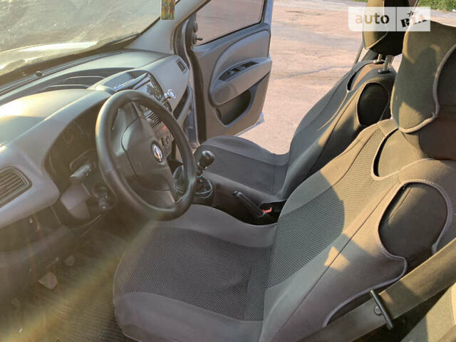 Опель Комбо вант.-пас. 2012 у Житомирі на Automoto.ua Опель Комбо вант.-пас., об'ємом двигуна 1.4 л та пробігом 180 тис. км за 6200 $, фото 9 на Automoto.ua