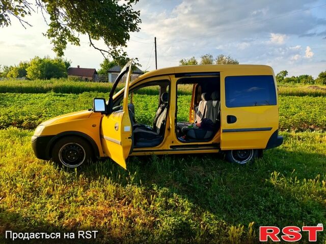 Желтый Опель Комбо груз.-пасс., объемом двигателя 1.7 л и пробегом 379 тыс. км за 3799 $, фото 3 на Automoto.ua