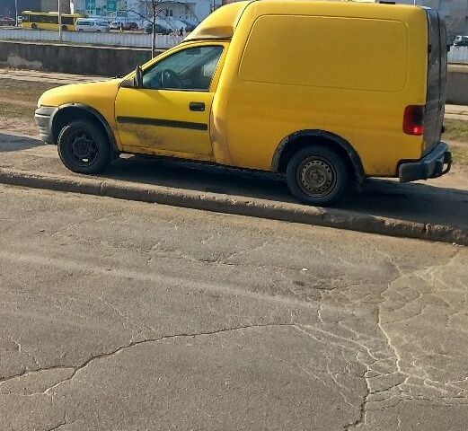 Желтый Опель Комбо груз.-пасс., объемом двигателя 1.7 л и пробегом 1000 тыс. км за 951 $, фото 1 на Automoto.ua