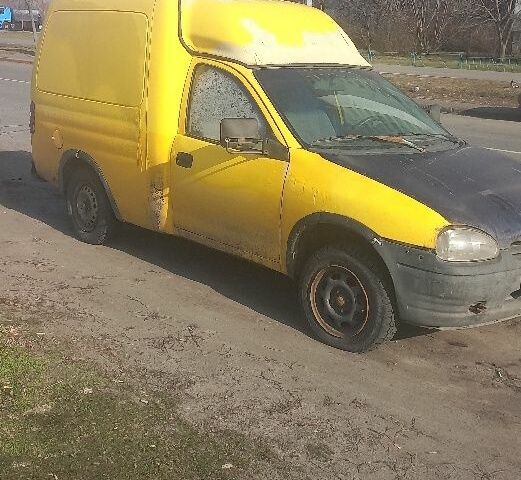 Желтый Опель Комбо груз.-пасс., объемом двигателя 1.7 л и пробегом 1000 тыс. км за 951 $, фото 2 на Automoto.ua
