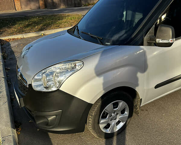 Серый Опель Комбо груз.-пасс., объемом двигателя 1.25 л и пробегом 263 тыс. км за 5600 $, фото 2 на Automoto.ua