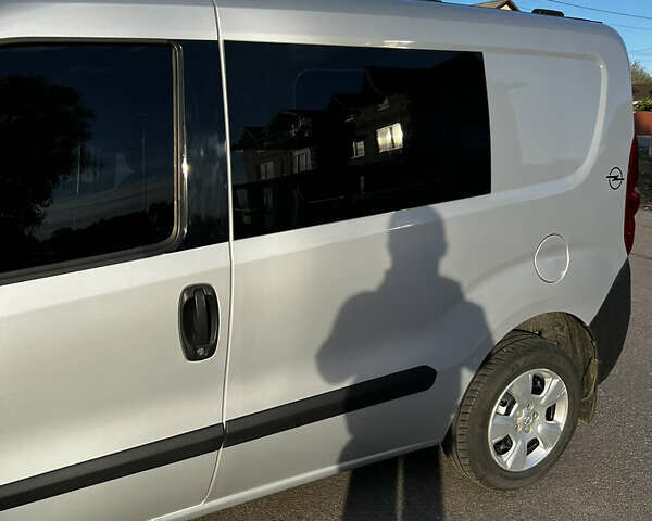 Серый Опель Комбо груз.-пасс., объемом двигателя 1.25 л и пробегом 263 тыс. км за 5600 $, фото 1 на Automoto.ua