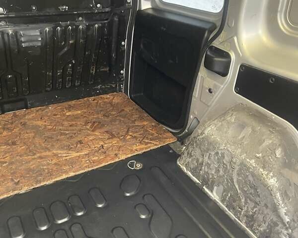 Серый Опель Комбо груз.-пасс., объемом двигателя 1.3 л и пробегом 268 тыс. км за 5200 $, фото 3 на Automoto.ua