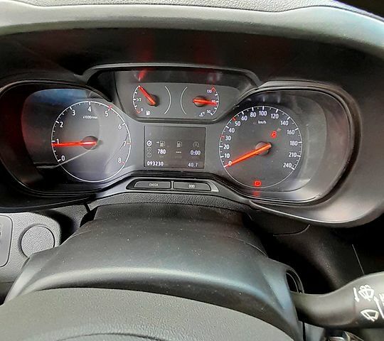 Серый Опель Комбо груз.-пасс., объемом двигателя 1.5 л и пробегом 90 тыс. км за 17400 $, фото 1 на Automoto.ua