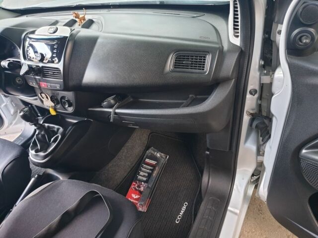 Серый Опель Комбо груз.-пасс., объемом двигателя 1.6 л и пробегом 166 тыс. км за 8600 $, фото 16 на Automoto.ua