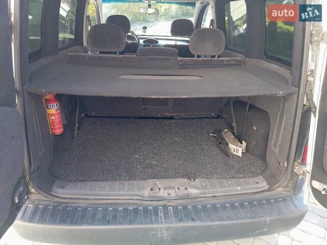 Серый Опель Комбо груз.-пасс., объемом двигателя 1.7 л и пробегом 260 тыс. км за 3600 $, фото 5 на Automoto.ua