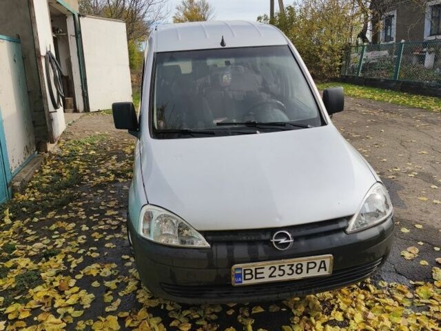Серый Опель Комбо груз.-пасс., объемом двигателя 1.7 л и пробегом 377 тыс. км за 4000 $, фото 4 на Automoto.ua