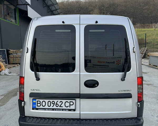 Серый Опель Комбо груз.-пасс., объемом двигателя 1.6 л и пробегом 270 тыс. км за 4300 $, фото 5 на Automoto.ua